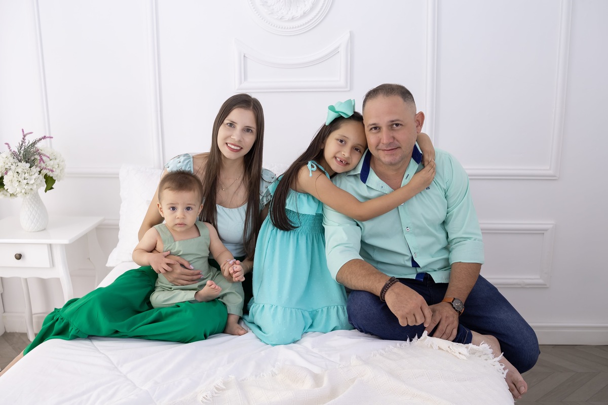 Ensaio de Smash the cake em estudio. Fotografo em londrina especializado em ensaios de bebes e crianças. Momento registrado pela fotografa Giscellayne.