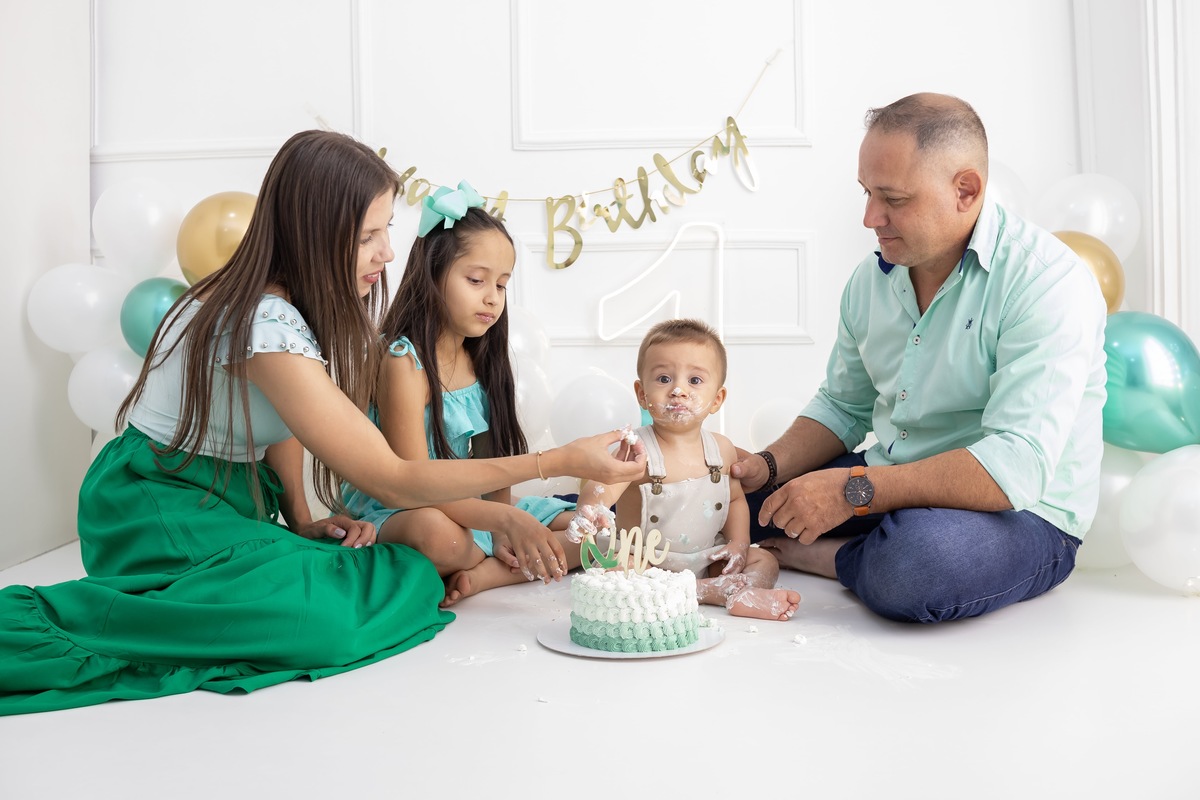 Ensaio de Smash the cake em estudio. Fotografo em londrina especializado em ensaios de bebes e crianças. Momento registrado pela fotografa Giscellayne.