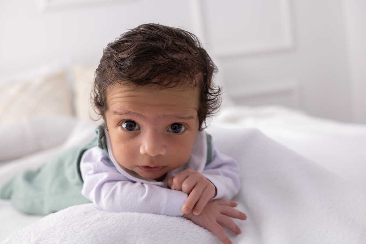 Ensaio de acompanhamento em estudio. Fotografo em londrina especializado em ensaios de bebes e crianças. Momento registrado pela fotografa Giscellayne.