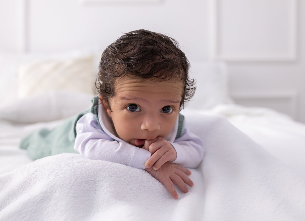 Ensaio de acompanhamento em estudio. Fotografo em londrina especializado em ensaios de bebes e crianças. Momento registrado pela fotografa Giscellayne.