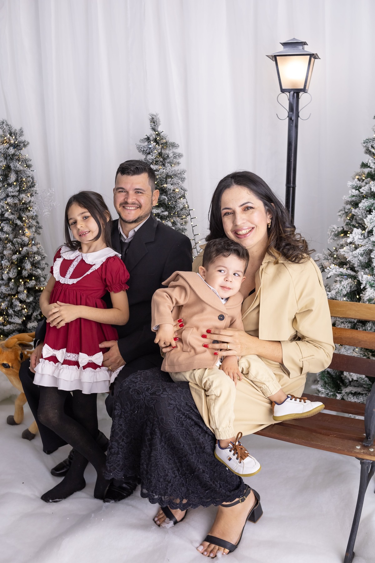 Ensaio de Natal em estudio. Fotografo em Londrina especializado em ensaios de bebes, família e crianças. Momento registrado pela fotografa Giscellayne.