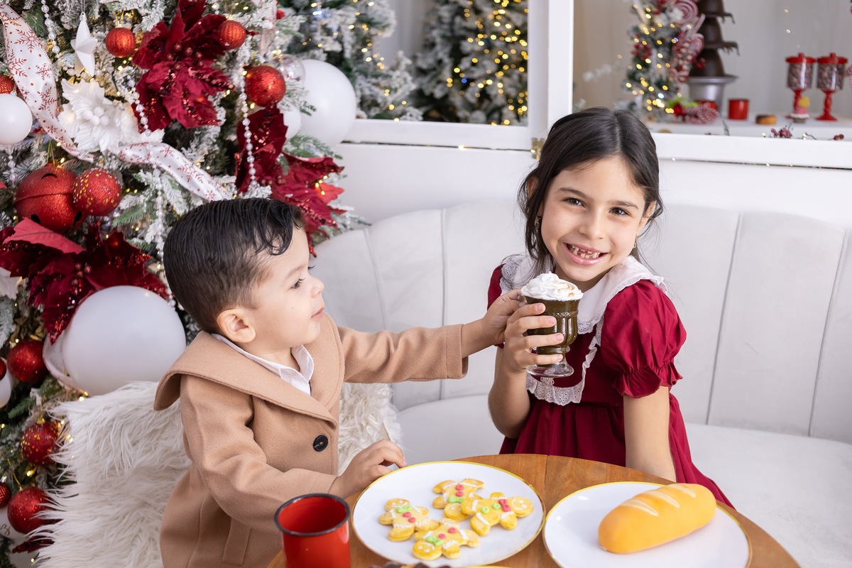 Ensaio de Natal em estudio. Fotografo em Londrina especializado em ensaios de bebes, família e crianças. Momento registrado pela fotografa Giscellayne.