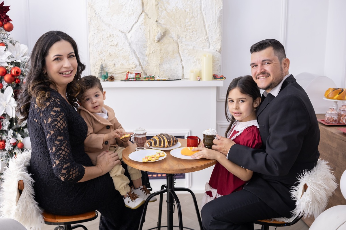 Ensaio de Natal em estudio. Fotografo em Londrina especializado em ensaios de bebes, família e crianças. Momento registrado pela fotografa Giscellayne.
