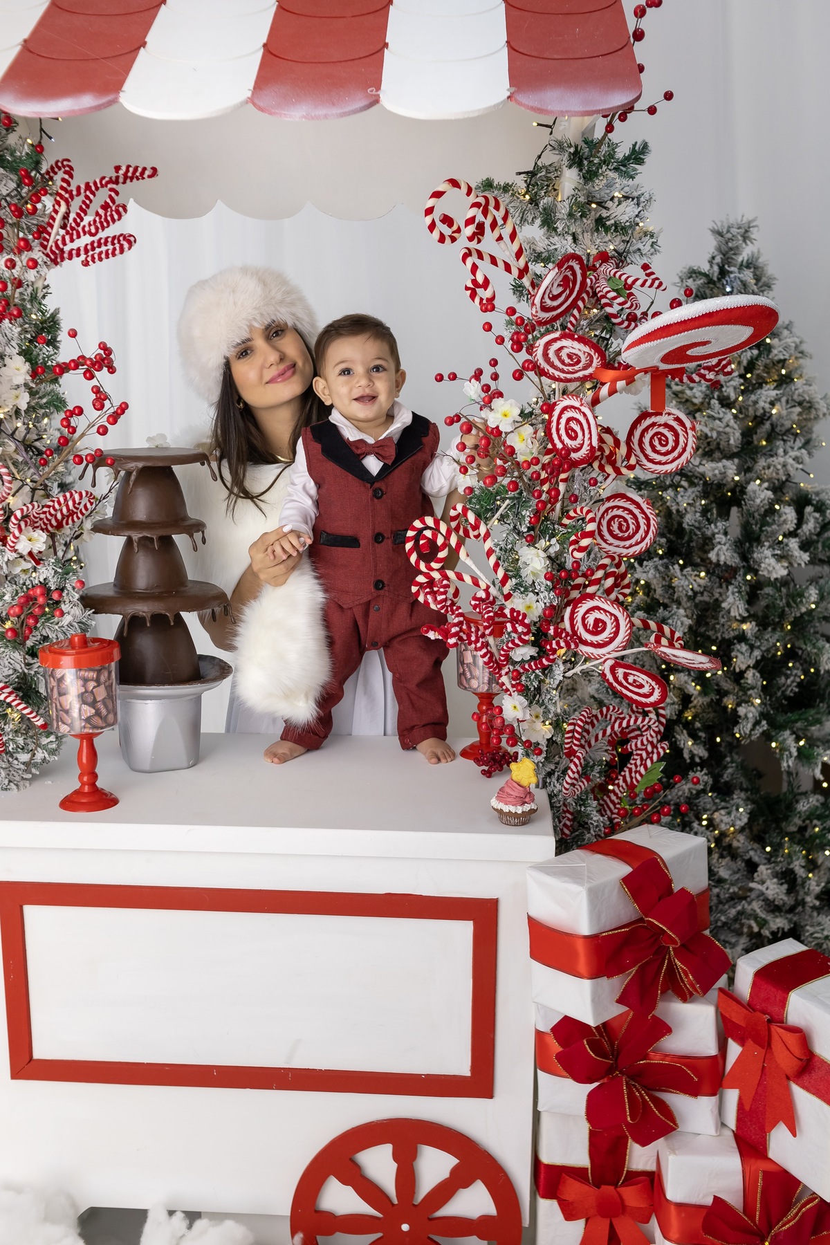 Ensaio de Natal em estudio. Fotografo em Londrina especializado em ensaios de bebes, família e crianças. Momento registrado pela fotografa Giscellayne.