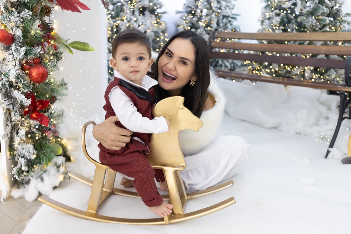Ensaio de Natal em estudio. Fotografo em Londrina especializado em ensaios de bebes, família e crianças. Momento registrado pela fotografa Giscellayne.