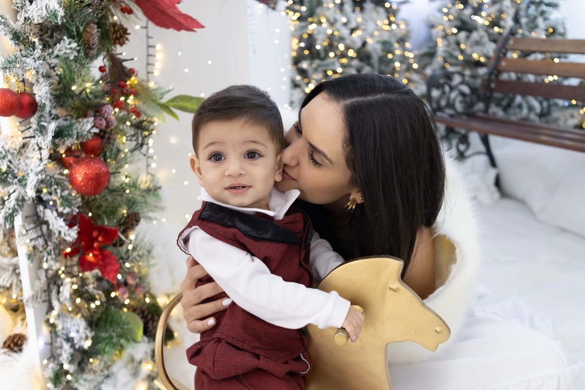 Ensaio de Natal em estudio. Fotografo em Londrina especializado em ensaios de bebes, família e crianças. Momento registrado pela fotografa Giscellayne.