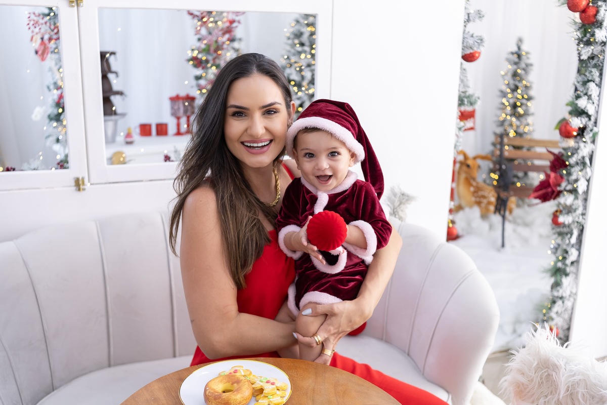 Ensaio de Natal em estudio. Fotografo em Londrina especializado em ensaios de bebes, família e crianças. Momento registrado pela fotografa Giscellayne.