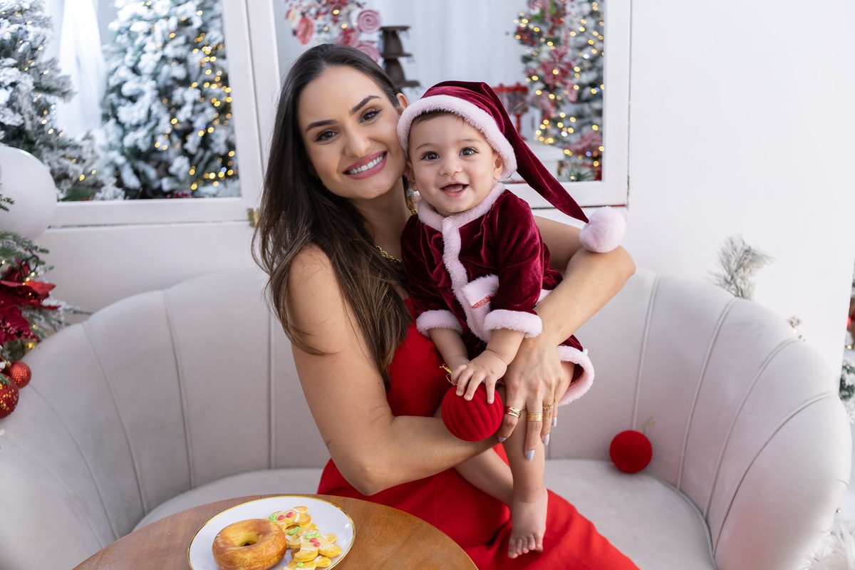 Ensaio de Natal em estudio. Fotografo em Londrina especializado em ensaios de bebes, família e crianças. Momento registrado pela fotografa Giscellayne.
