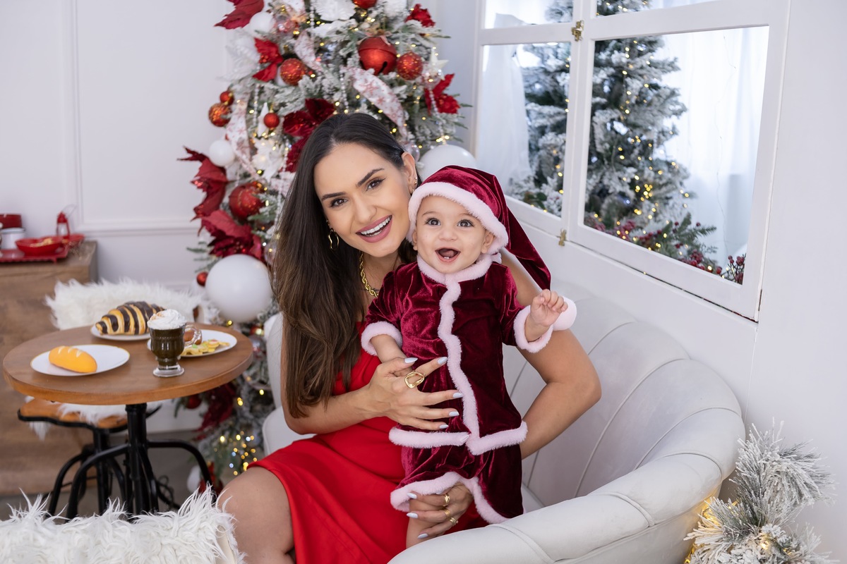 Ensaio de Natal em estudio. Fotografo em Londrina especializado em ensaios de bebes, família e crianças. Momento registrado pela fotografa Giscellayne.