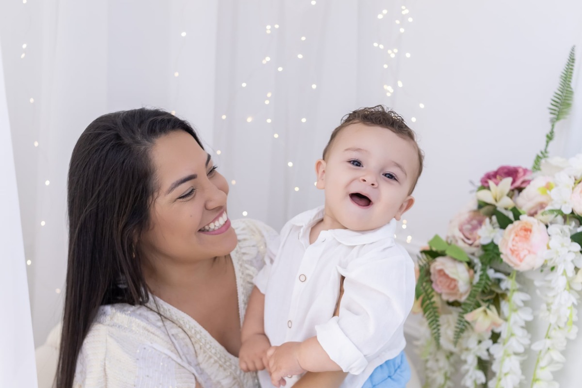 Ensaio de dia das mães em estudio. Fotografo em Londrina especializado em ensaios de bebes, família e crianças. Momento registrado pela fotografa Giscellayne.