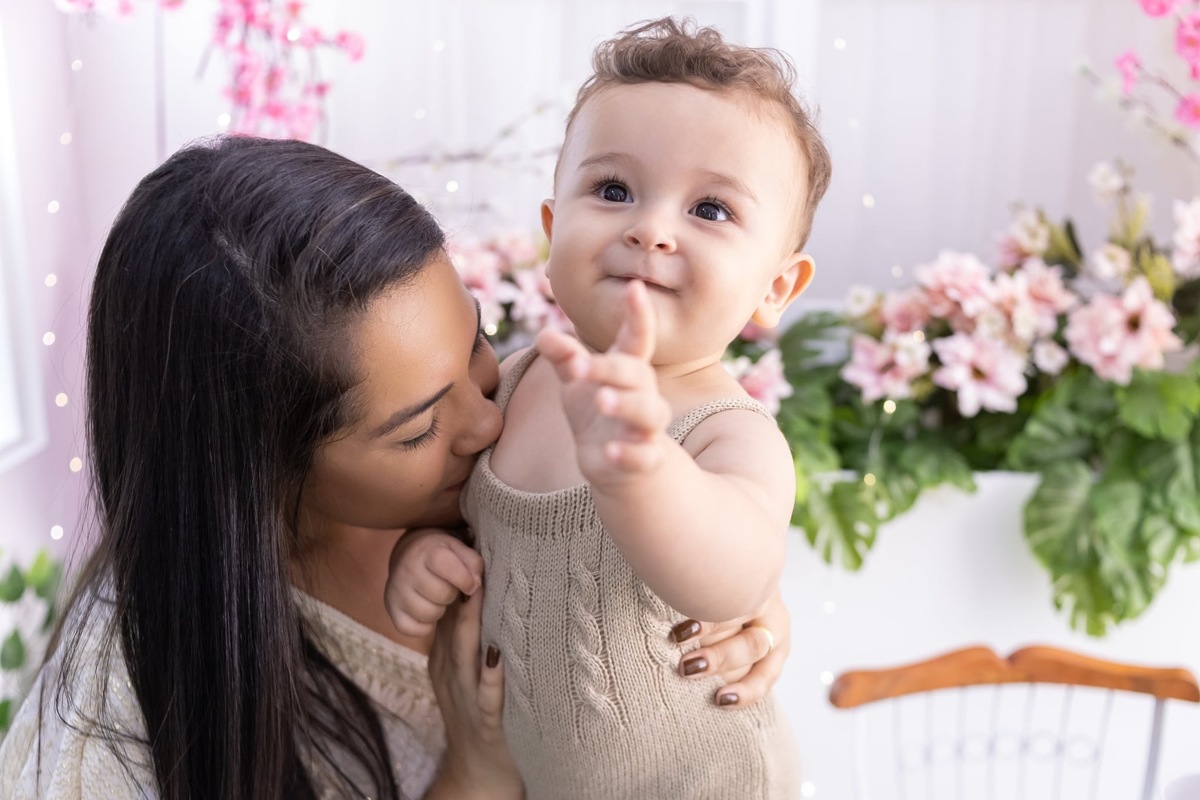 Ensaio de dia das mães em estudio. Fotografo em Londrina especializado em ensaios de bebes, família e crianças. Momento registrado pela fotografa Giscellayne.