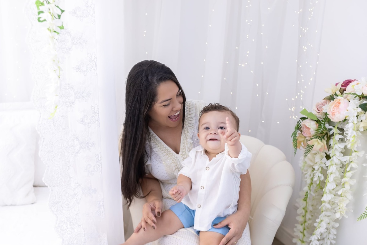 Ensaio de dia das mães em estudio. Fotografo em Londrina especializado em ensaios de bebes, família e crianças. Momento registrado pela fotografa Giscellayne.