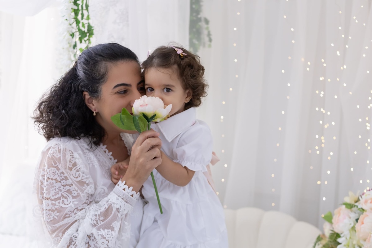 Ensaio de dia das mães em estudio. Fotografo em Londrina especializado em ensaios de bebes, família e crianças. Momento registrado pela fotografa Giscellayne.