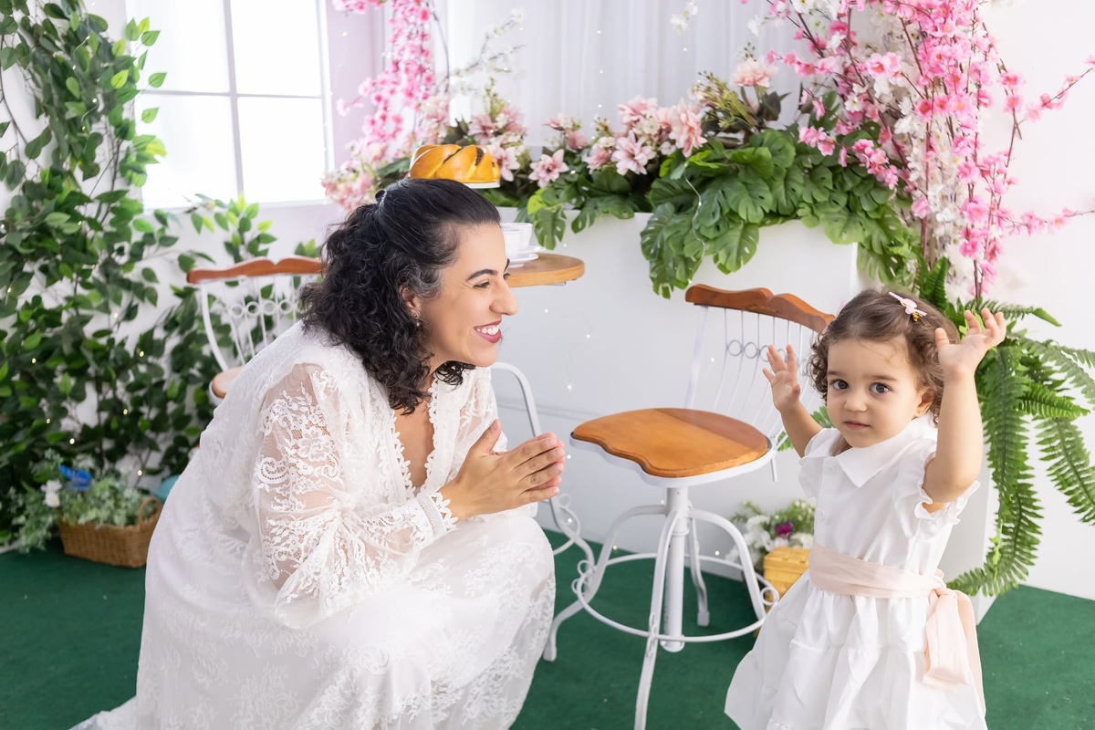 Ensaio de dia das mães em estudio. Fotografo em Londrina especializado em ensaios de bebes, família e crianças. Momento registrado pela fotografa Giscellayne.