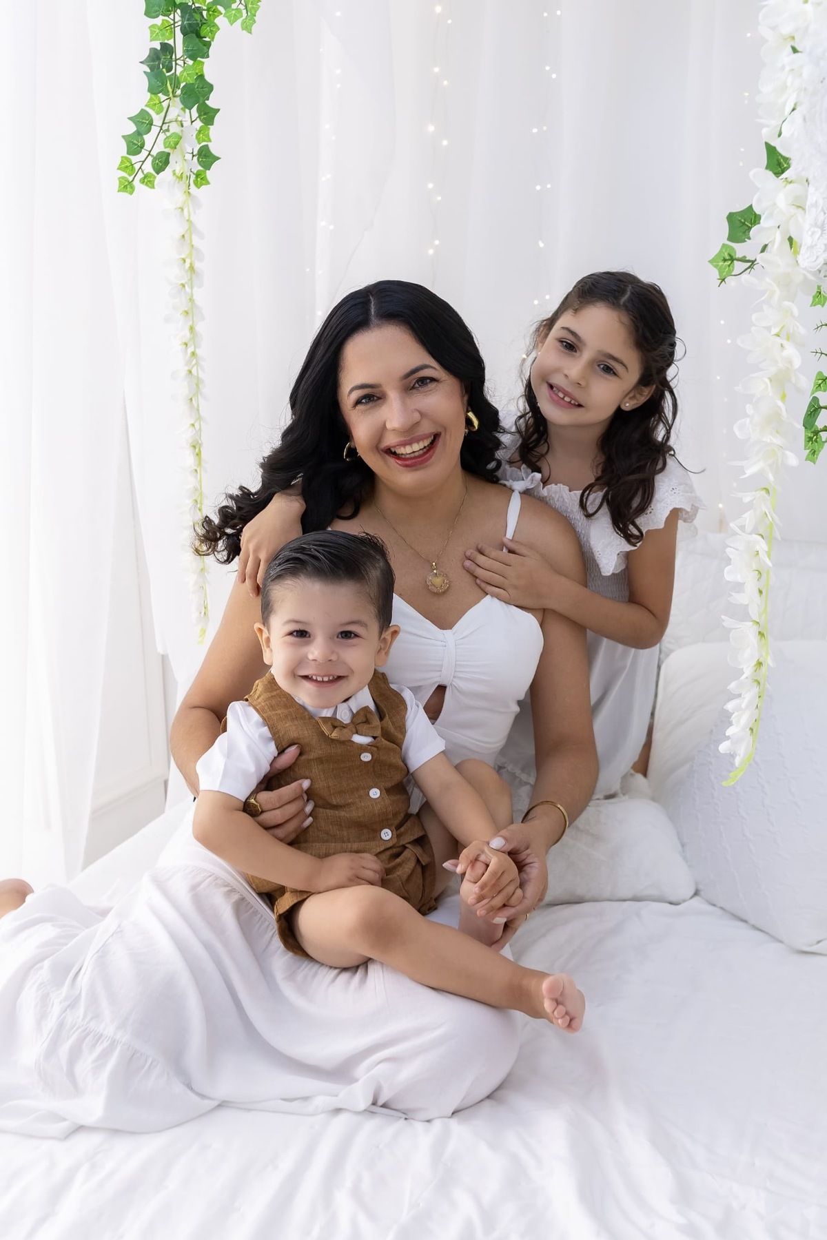 Ensaio de dia das mães em estudio. Fotografo em Londrina especializado em ensaios de bebes, família e crianças. Momento registrado pela fotografa Giscellayne.