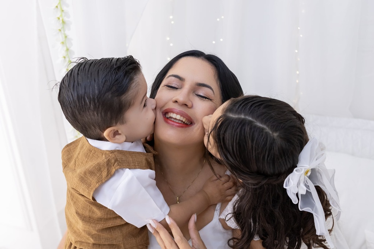Ensaio de dia das mães em estudio. Fotografo em Londrina especializado em ensaios de bebes, família e crianças. Momento registrado pela fotografa Giscellayne.