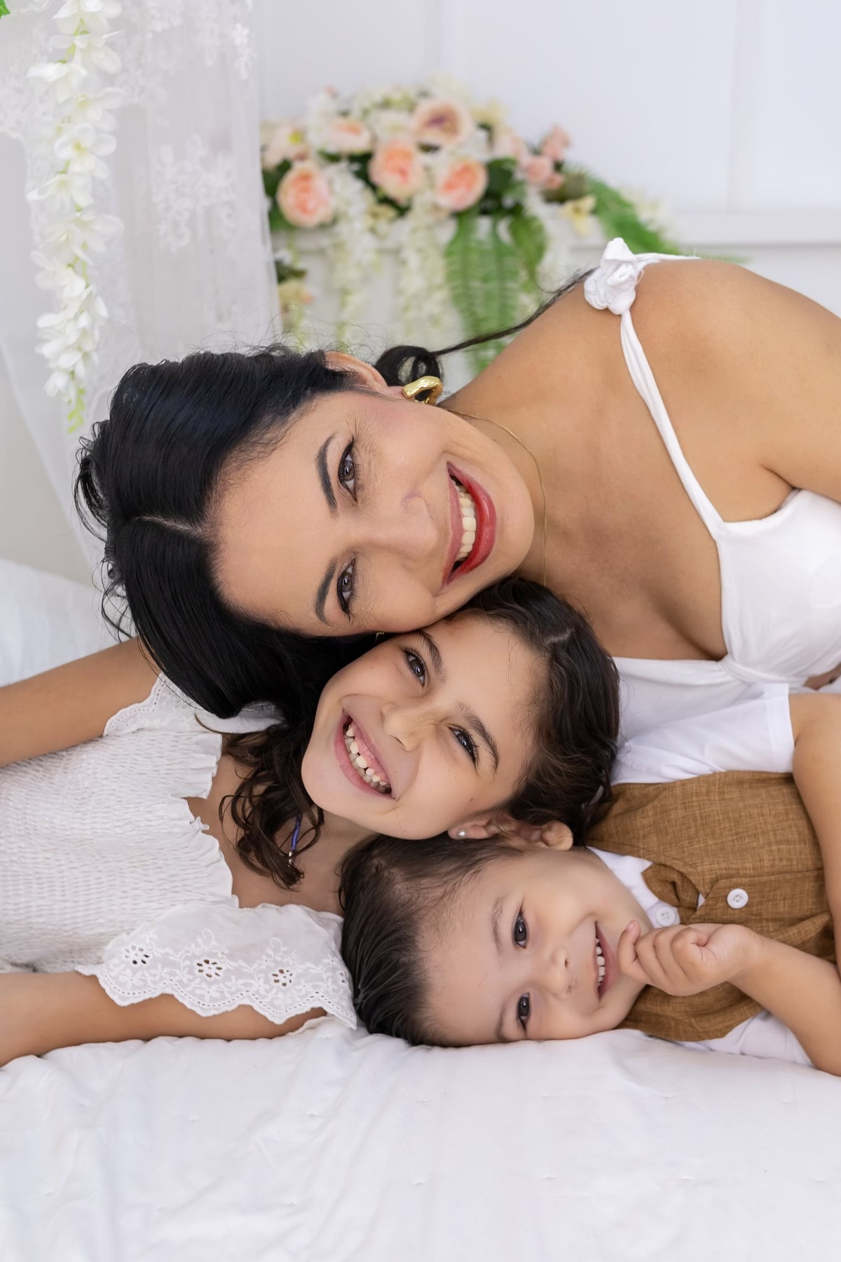 Ensaio de dia das mães em estudio. Fotografo em Londrina especializado em ensaios de bebes, família e crianças. Momento registrado pela fotografa Giscellayne.