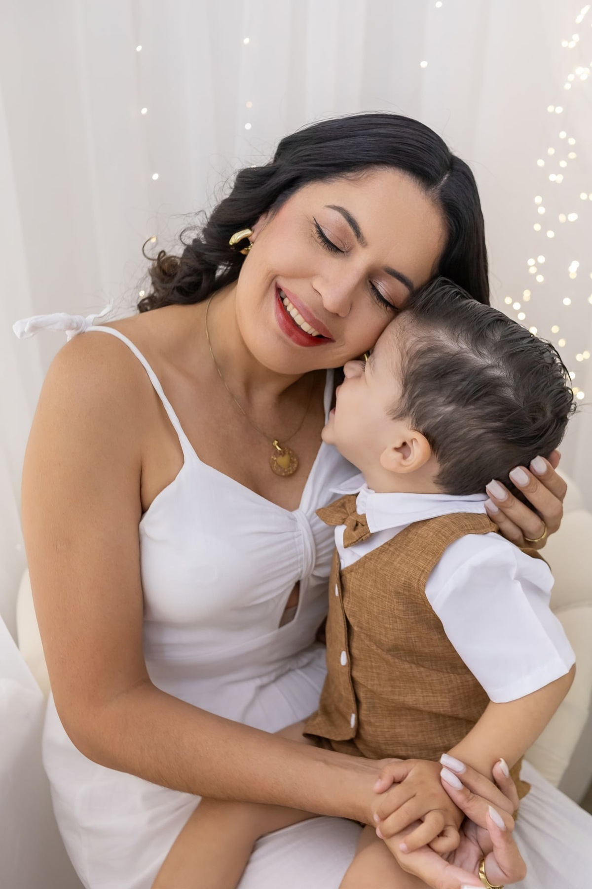 Ensaio de dia das mães em estudio. Fotografo em Londrina especializado em ensaios de bebes, família e crianças. Momento registrado pela fotografa Giscellayne.