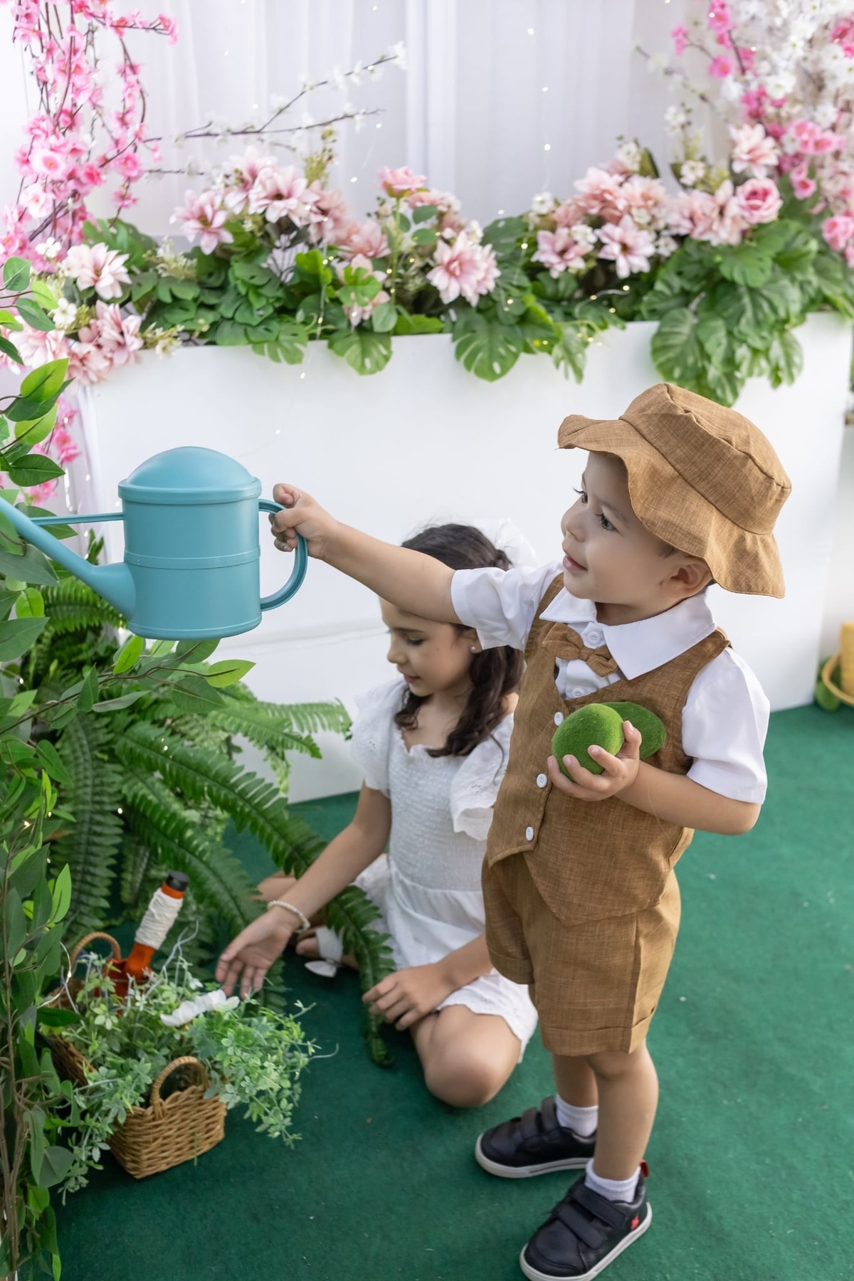 Ensaio de dia das mães em estudio. Fotografo em Londrina especializado em ensaios de bebes, família e crianças. Momento registrado pela fotografa Giscellayne.
