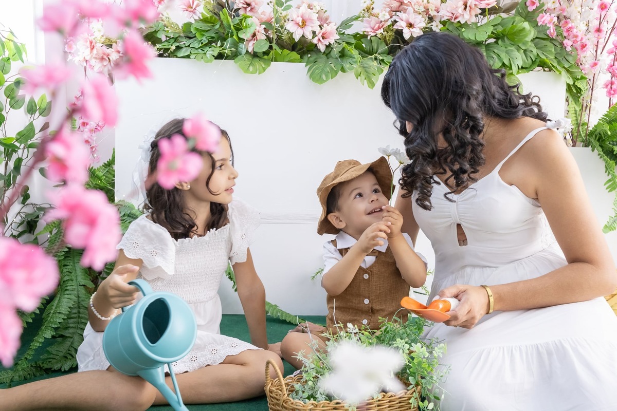 Ensaio de dia das mães em estudio. Fotografo em Londrina especializado em ensaios de bebes, família e crianças. Momento registrado pela fotografa Giscellayne.