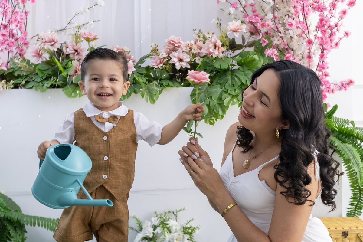 Ensaio de dia das mães em estudio. Fotografo em Londrina especializado em ensaios de bebes, família e crianças. Momento registrado pela fotografa Giscellayne.