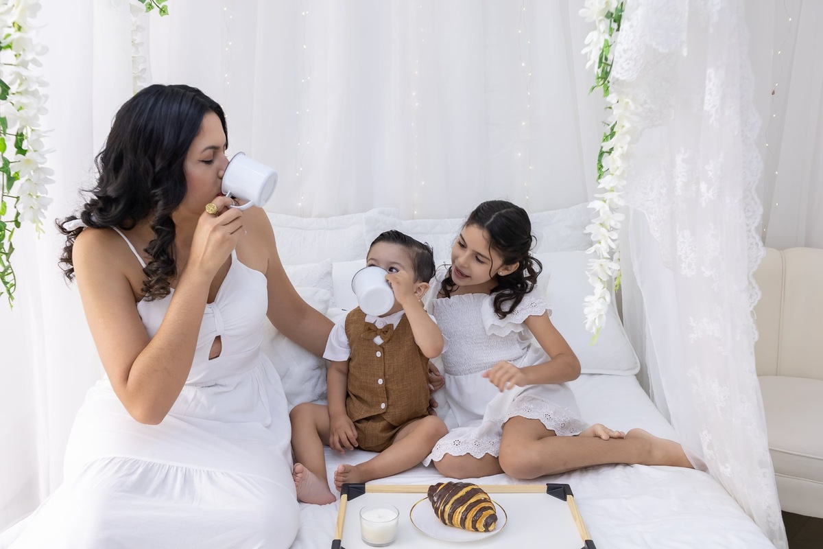 Ensaio de dia das mães em estudio. Fotografo em Londrina especializado em ensaios de bebes, família e crianças. Momento registrado pela fotografa Giscellayne.