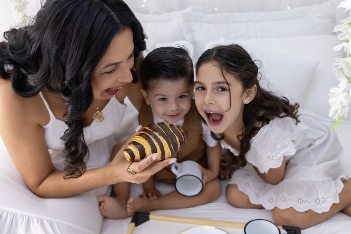 Ensaio de dia das mães em estudio. Fotografo em Londrina especializado em ensaios de bebes, família e crianças. Momento registrado pela fotografa Giscellayne.