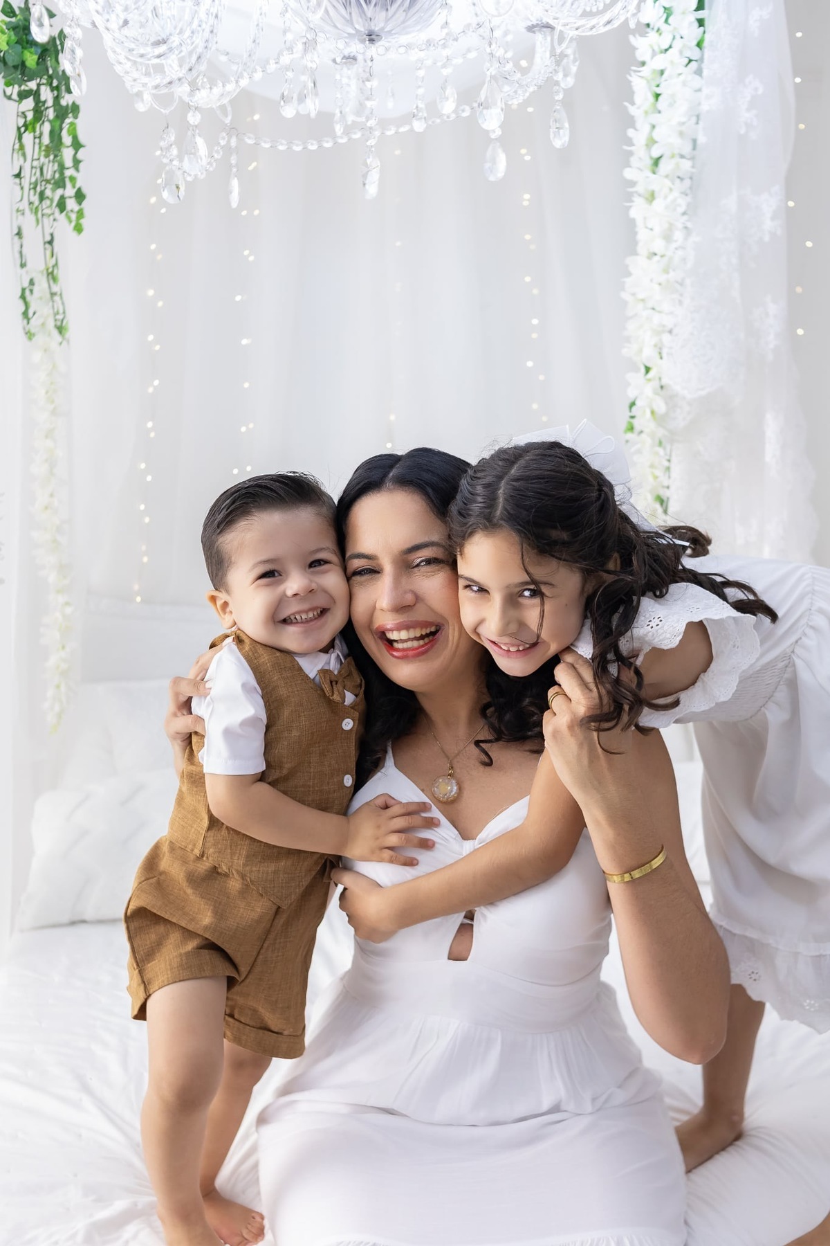 Ensaio de dia das mães em estudio. Fotografo em Londrina especializado em ensaios de bebes, família e crianças. Momento registrado pela fotografa Giscellayne.