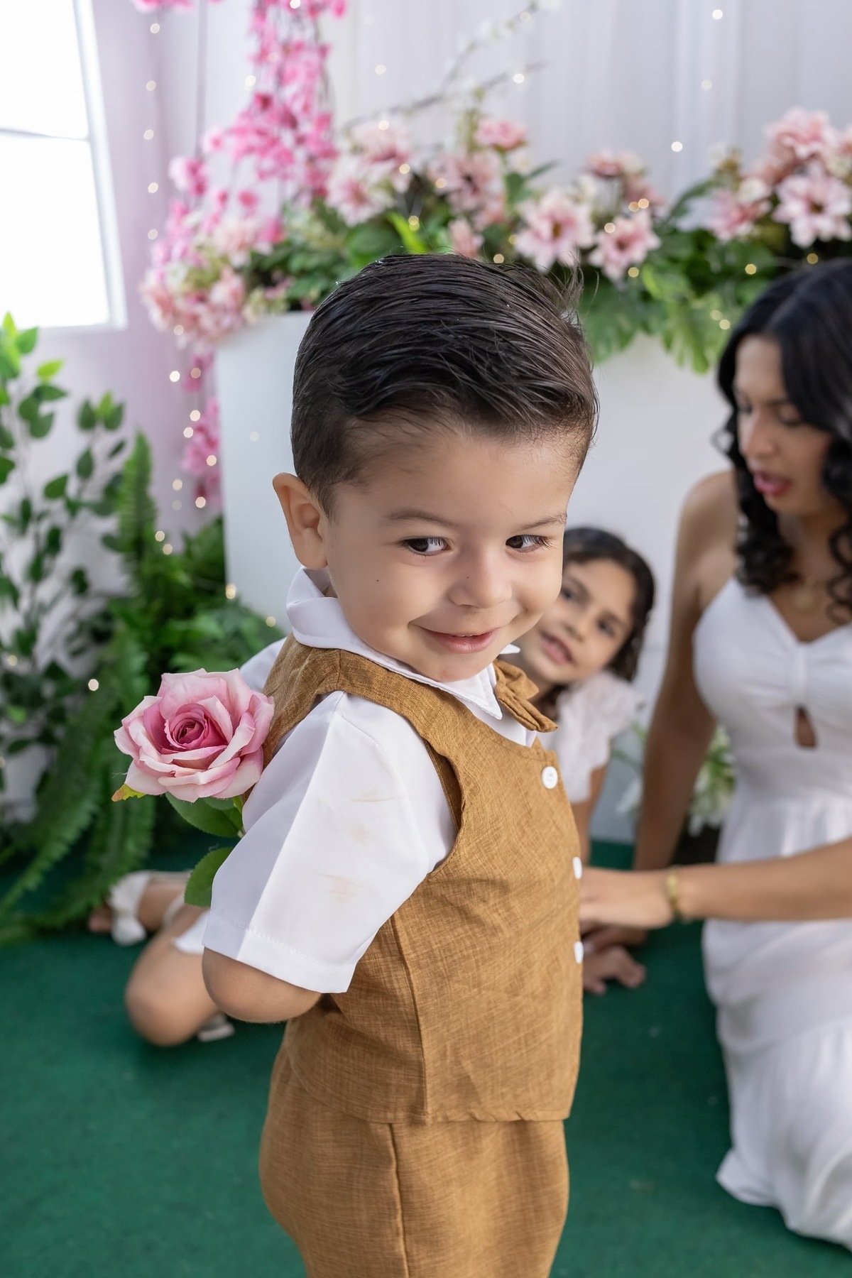 Ensaio de dia das mães em estudio. Fotografo em Londrina especializado em ensaios de bebes, família e crianças. Momento registrado pela fotografa Giscellayne.