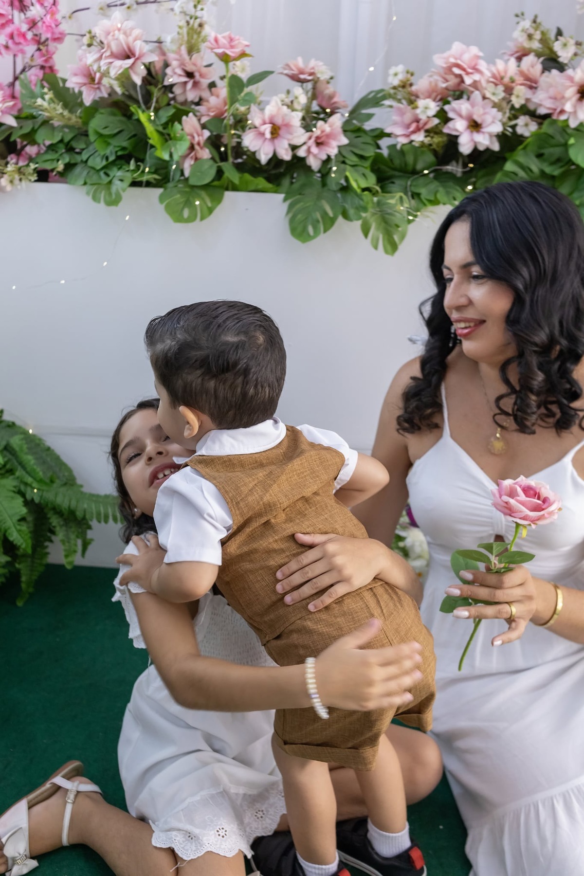 Ensaio de dia das mães em estudio. Fotografo em Londrina especializado em ensaios de bebes, família e crianças. Momento registrado pela fotografa Giscellayne.