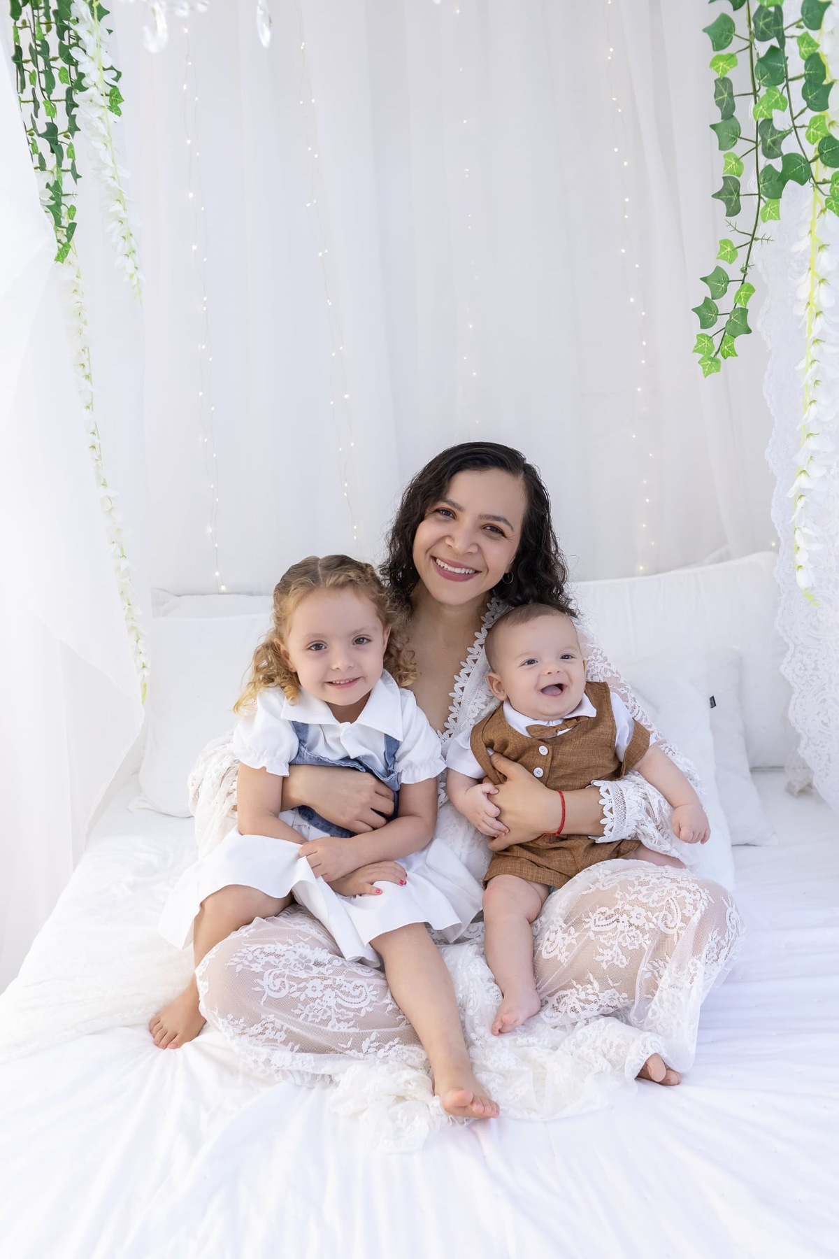 Ensaio de dia das mães em estudio. Fotografo em Londrina especializado em ensaios de bebes, família e crianças. Momento registrado pela fotografa Giscellayne.