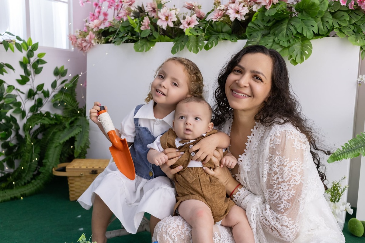 Ensaio de dia das mães em estudio. Fotografo em Londrina especializado em ensaios de bebes, família e crianças. Momento registrado pela fotografa Giscellayne.