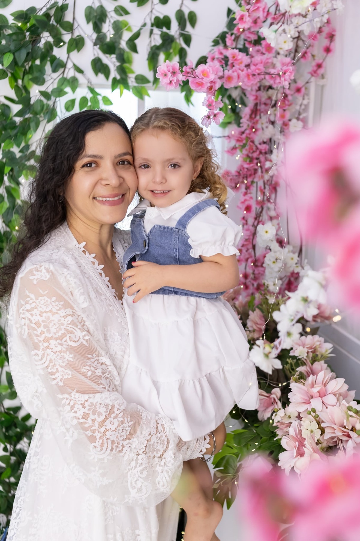 Ensaio de dia das mães em estudio. Fotografo em Londrina especializado em ensaios de bebes, família e crianças. Momento registrado pela fotografa Giscellayne.