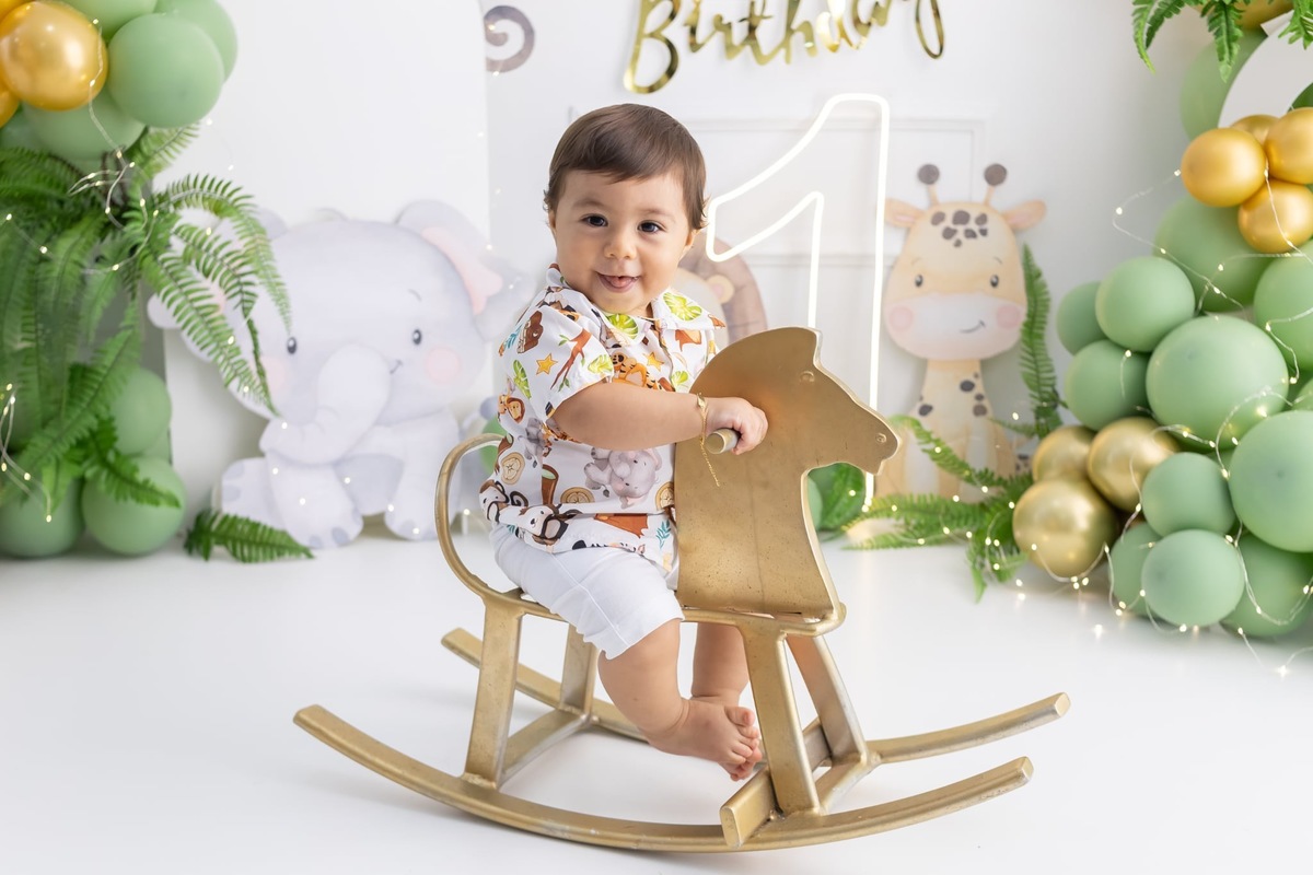 Ensaio de smash the cake em estúdio. Fotografo em Londrina especializado em ensaios de bebes, família e crianças. Momento registrado pela fotografa Giscellayne.