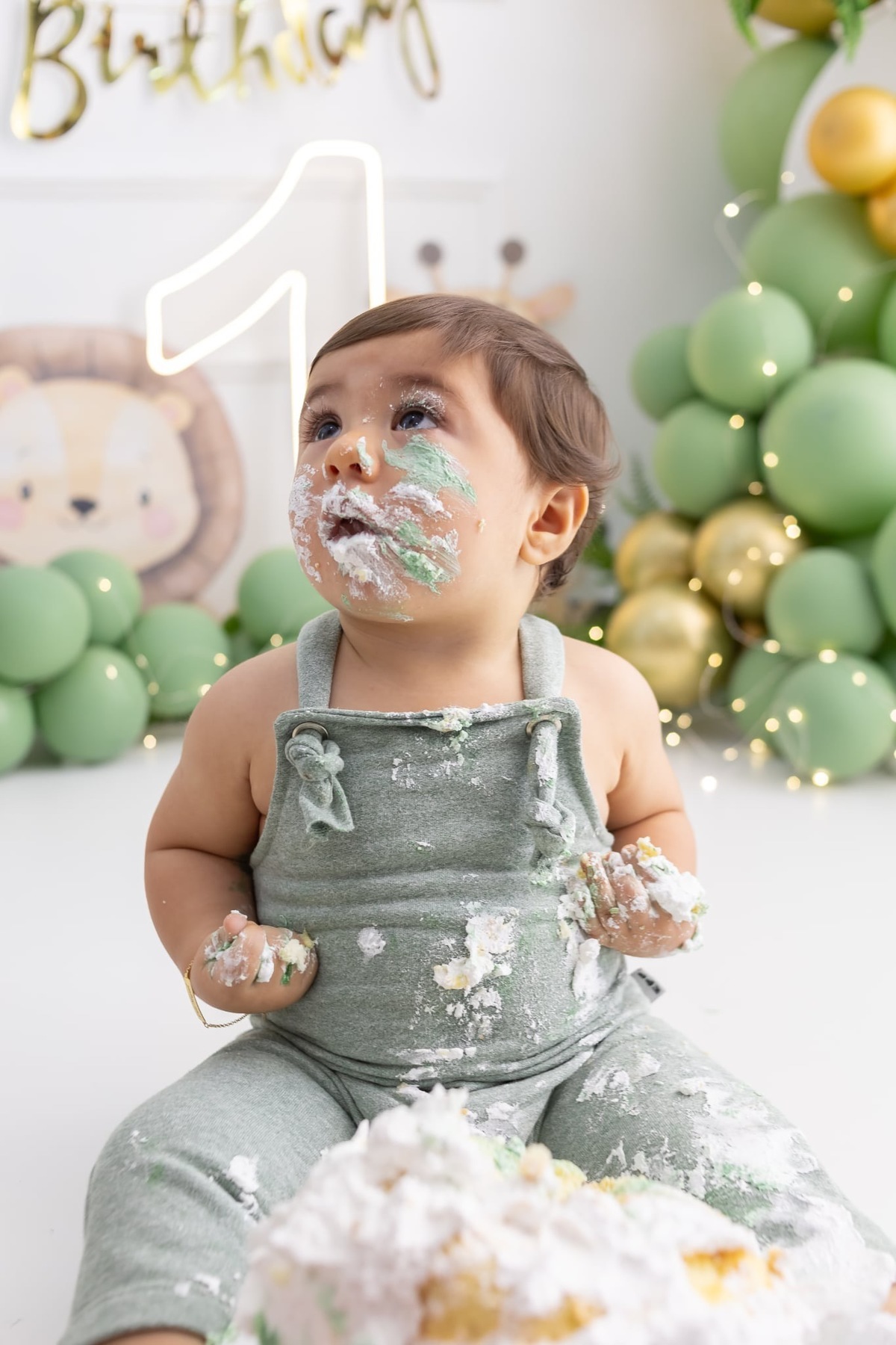Ensaio de smash the cake em estúdio. Fotografo em Londrina especializado em ensaios de bebes, família e crianças. Momento registrado pela fotografa Giscellayne.