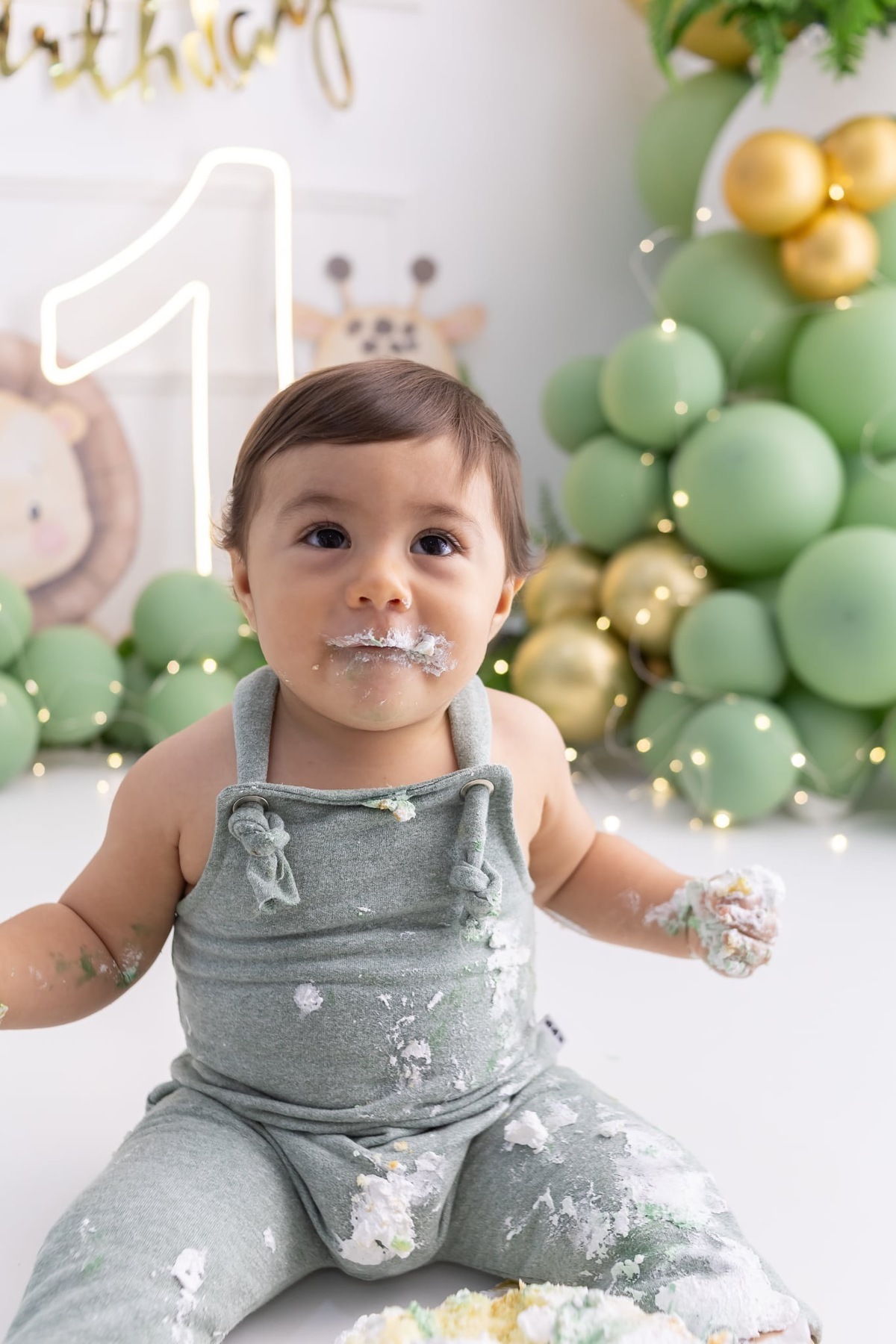 Ensaio de smash the cake em estúdio. Fotografo em Londrina especializado em ensaios de bebes, família e crianças. Momento registrado pela fotografa Giscellayne.