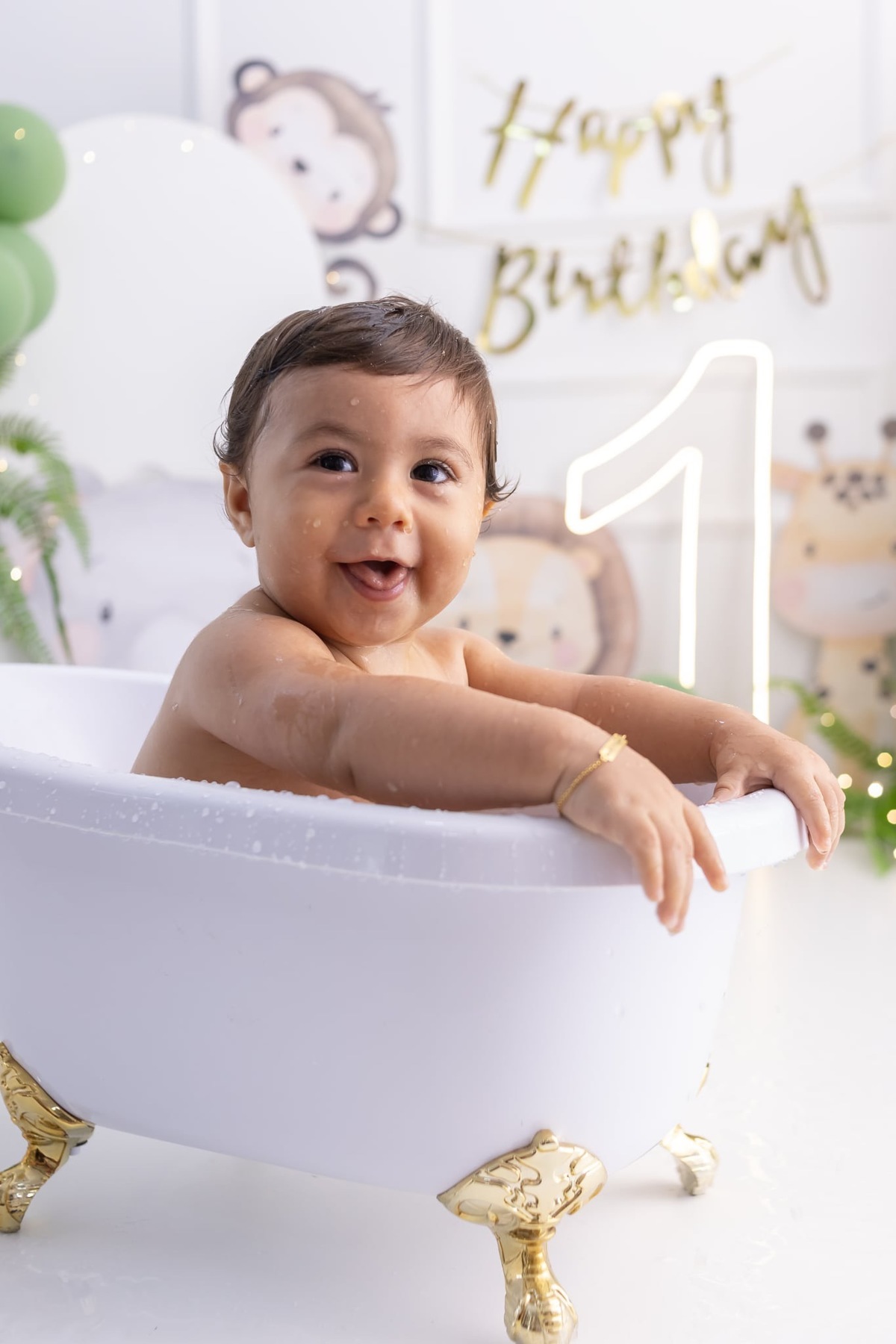 Ensaio de smash the cake em estúdio. Fotografo em Londrina especializado em ensaios de bebes, família e crianças. Momento registrado pela fotografa Giscellayne.