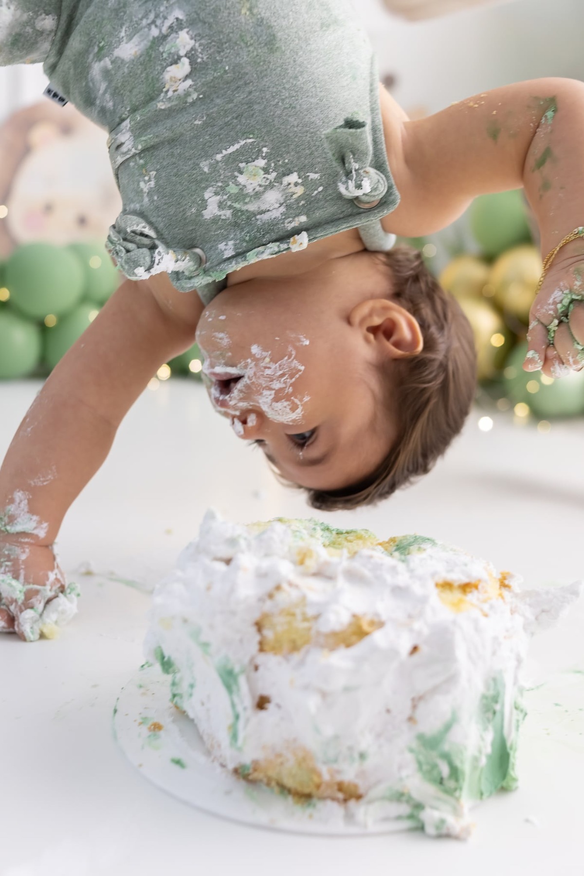 Ensaio de smash the cake em estúdio. Fotografo em Londrina especializado em ensaios de bebes, família e crianças. Momento registrado pela fotografa Giscellayne.