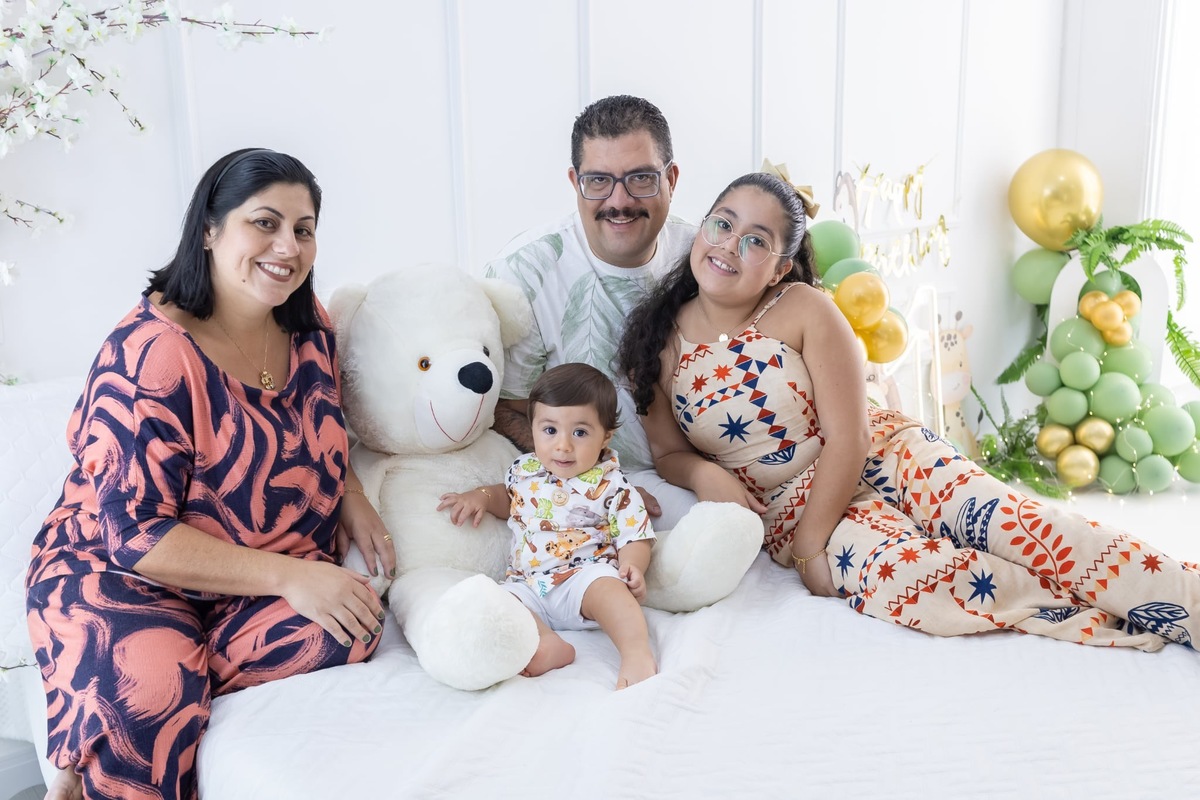 Ensaio de smash the cake em estúdio. Fotografo em Londrina especializado em ensaios de bebes, família e crianças. Momento registrado pela fotografa Giscellayne.