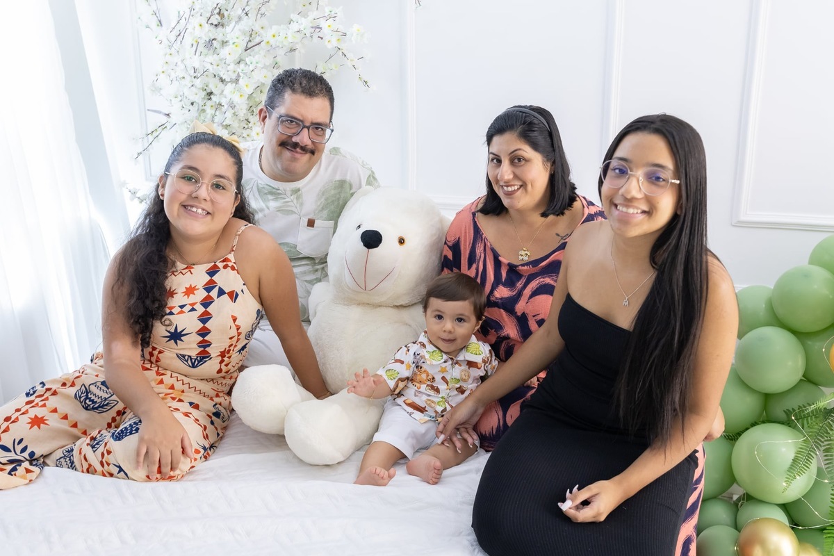 Ensaio de smash the cake em estúdio. Fotografo em Londrina especializado em ensaios de bebes, família e crianças. Momento registrado pela fotografa Giscellayne.