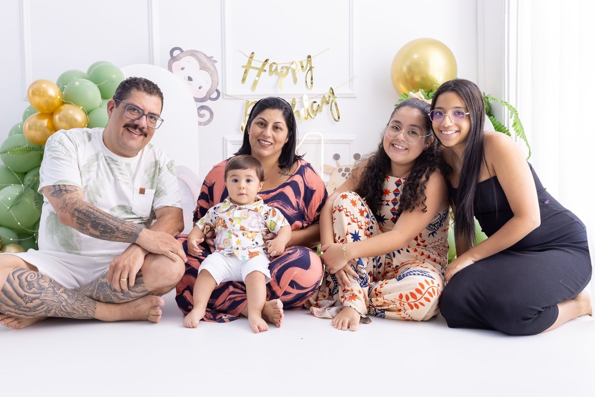 Ensaio de smash the cake em estúdio. Fotografo em Londrina especializado em ensaios de bebes, família e crianças. Momento registrado pela fotografa Giscellayne.