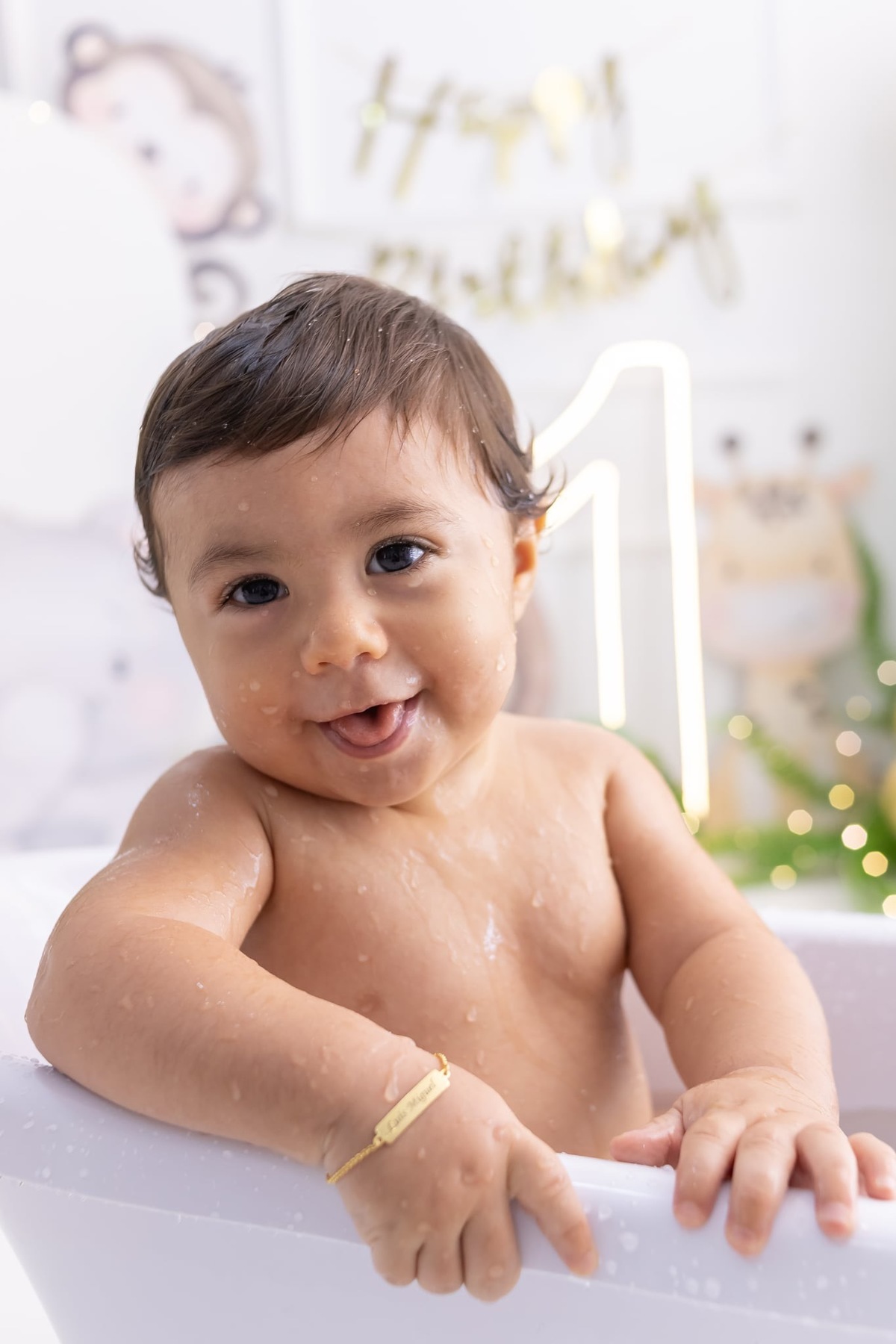 Ensaio de smash the cake em estúdio. Fotografo em Londrina especializado em ensaios de bebes, família e crianças. Momento registrado pela fotografa Giscellayne.