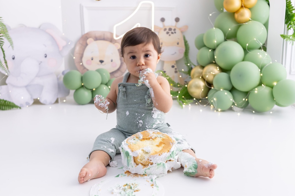 Ensaio de smash the cake em estúdio. Fotografo em Londrina especializado em ensaios de bebes, família e crianças. Momento registrado pela fotografa Giscellayne.