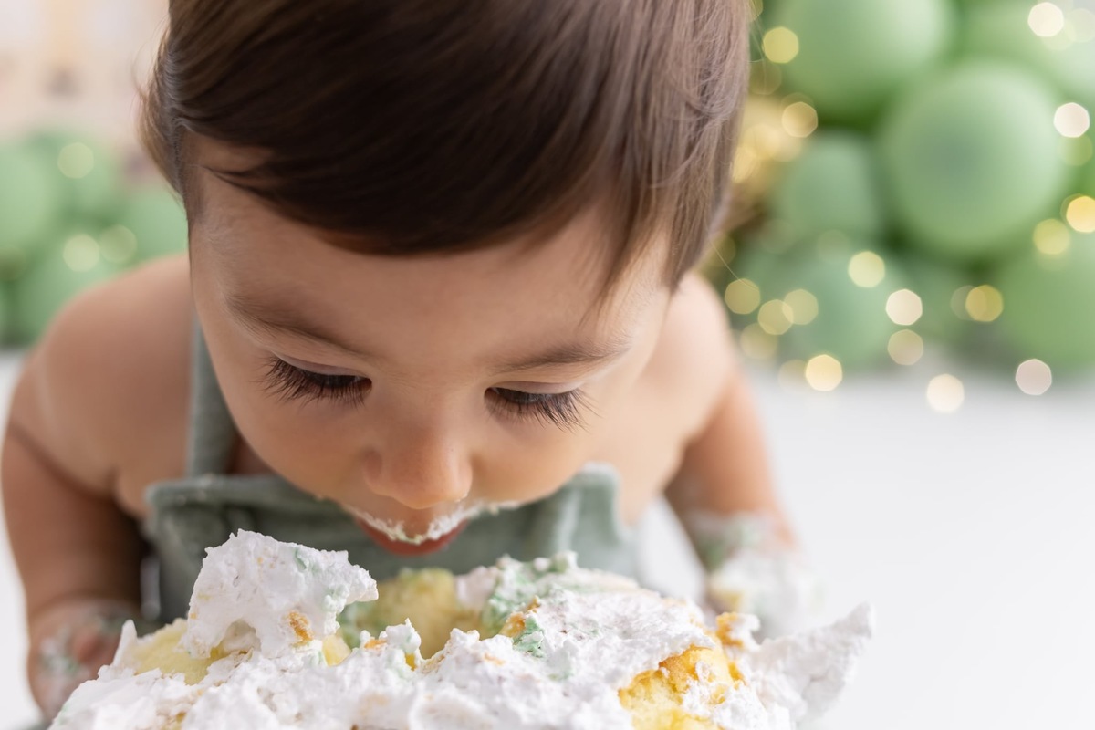 Ensaio de smash the cake em estúdio. Fotografo em Londrina especializado em ensaios de bebes, família e crianças. Momento registrado pela fotografa Giscellayne.