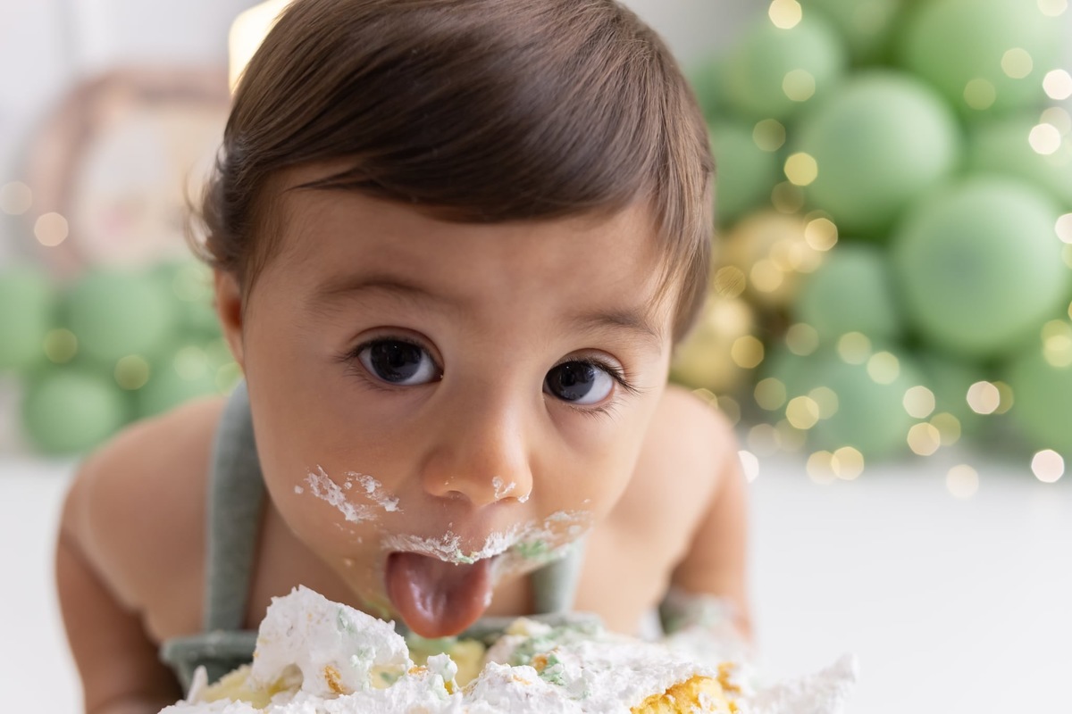 Ensaio de smash the cake em estúdio. Fotografo em Londrina especializado em ensaios de bebes, família e crianças. Momento registrado pela fotografa Giscellayne.