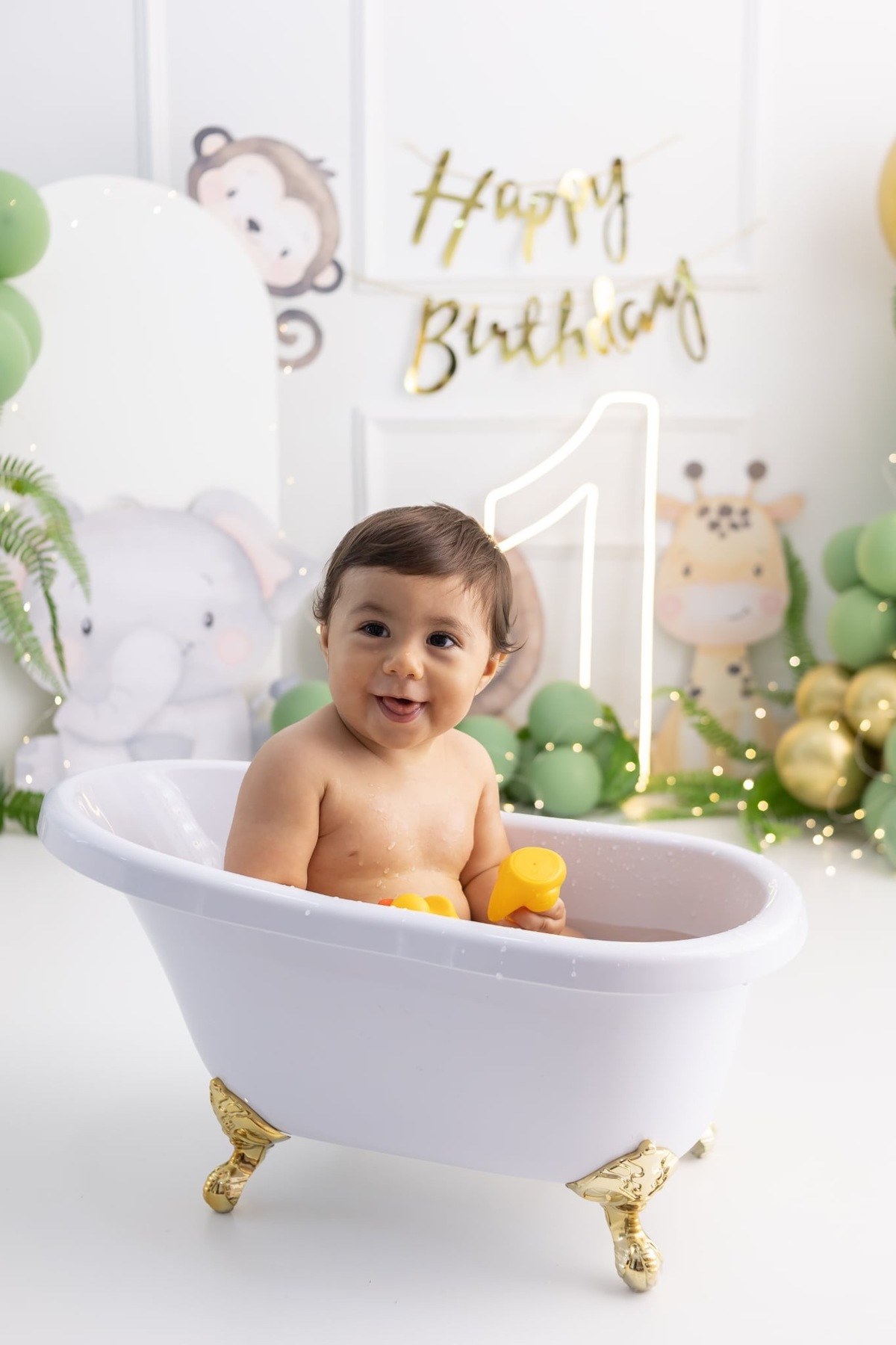 Ensaio de smash the cake em estúdio. Fotografo em Londrina especializado em ensaios de bebes, família e crianças. Momento registrado pela fotografa Giscellayne.