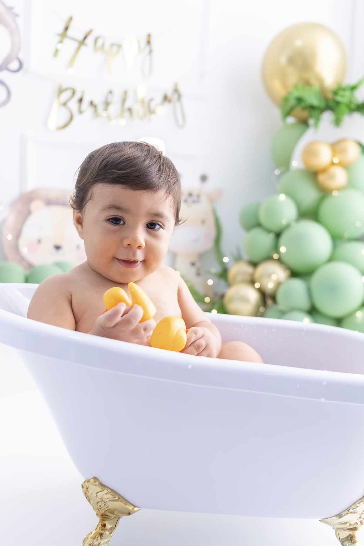 Ensaio de smash the cake em estúdio. Fotografo em Londrina especializado em ensaios de bebes, família e crianças. Momento registrado pela fotografa Giscellayne.