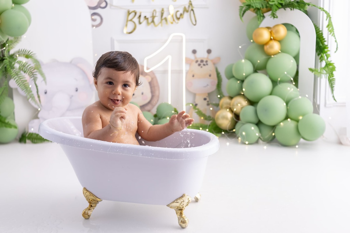 Ensaio de smash the cake em estúdio. Fotografo em Londrina especializado em ensaios de bebes, família e crianças. Momento registrado pela fotografa Giscellayne.