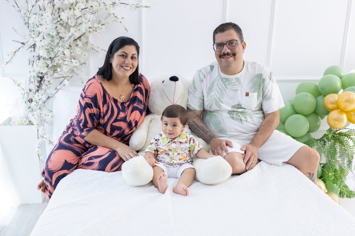 Ensaio de smash the cake em estúdio. Fotografo em Londrina especializado em ensaios de bebes, família e crianças. Momento registrado pela fotografa Giscellayne.