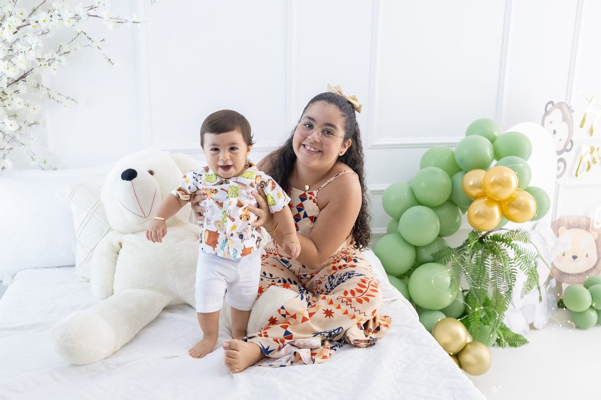 Ensaio de smash the cake em estúdio. Fotografo em Londrina especializado em ensaios de bebes, família e crianças. Momento registrado pela fotografa Giscellayne.